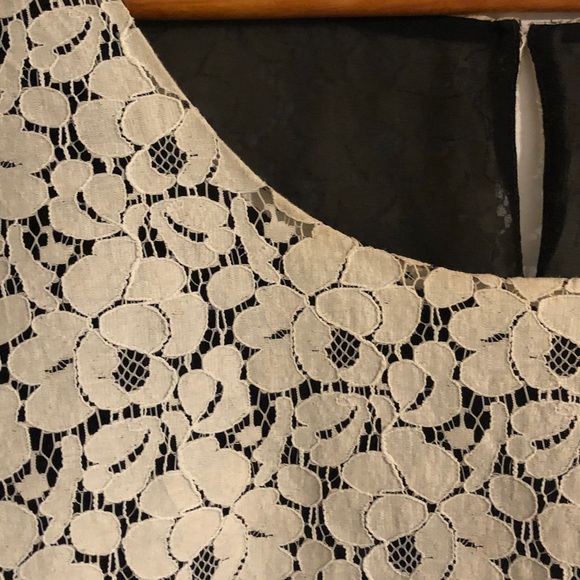 Aritizia Talulah Lace Overlay T-Shirt Medium - Picture 10 of 11